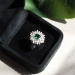 انگشتر مارکیزی تمام جواهری با نگین زمردی - کد RG005